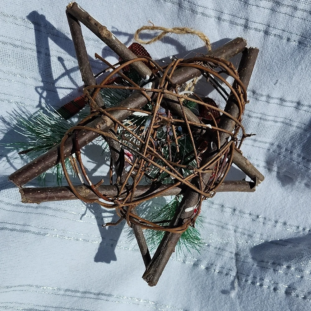Rustic Holiday Star Wreath with Pinecones and Greenery
